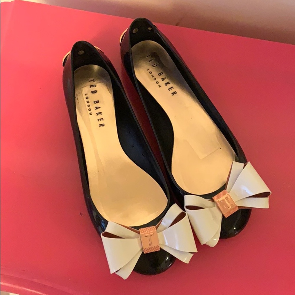 Flat shoes